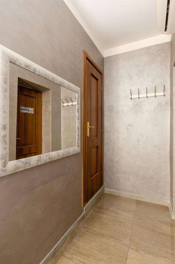 4-Bdr Apt Among Colosseum&Termini 10-People Appartement Rome Buitenkant foto