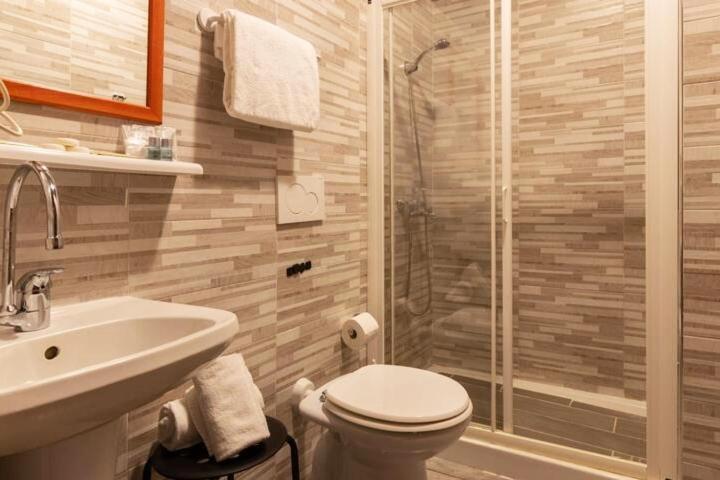 4-Bdr Apt Among Colosseum&Termini 10-People Appartement Rome Buitenkant foto